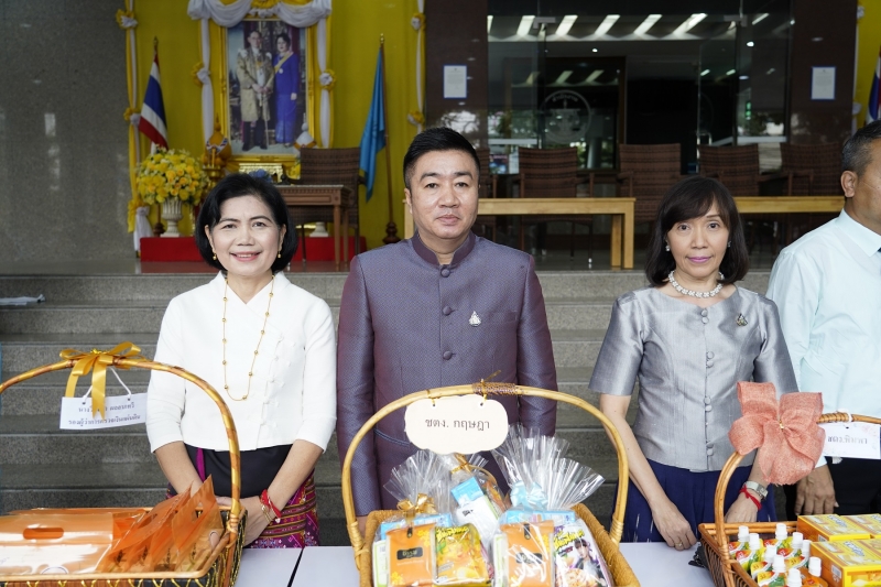 พิธีทำบุญตักบาตรข้าวสารอาหารแห้ง คณะสงฆ์จากวัดอินทรวิหาร พระอารามหลวง