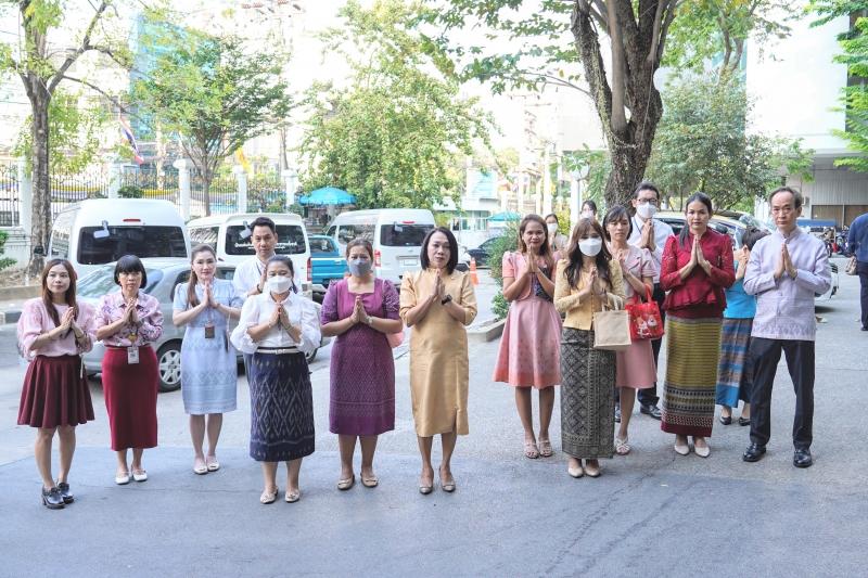 พิธีเจริญพระพุทธมนต์และทำบุญตักบาตร