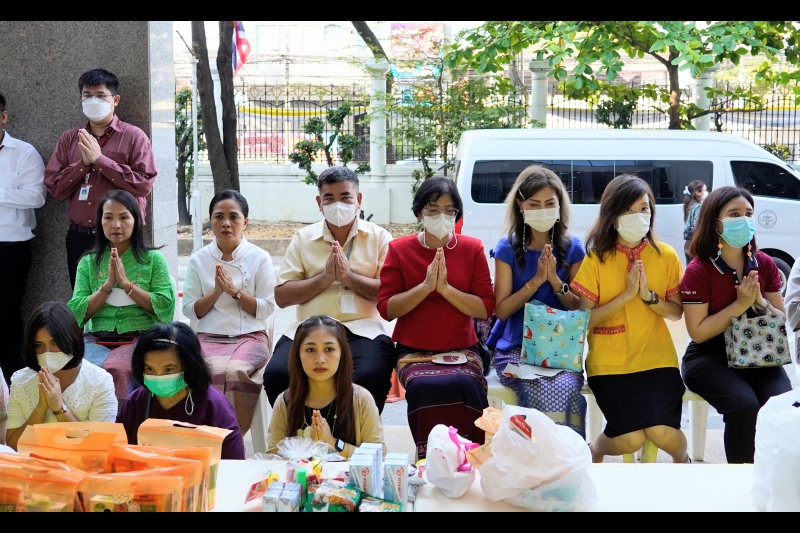พิธีเจริญพระพุทธมนต์และทำบุญตักบาตร