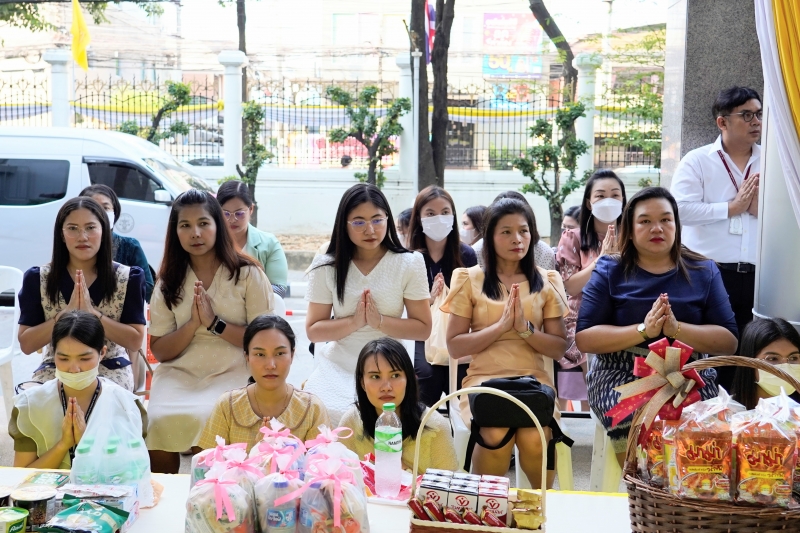 พิธีเจริญพระพุทธมนต์และทำบุญตักบาตร