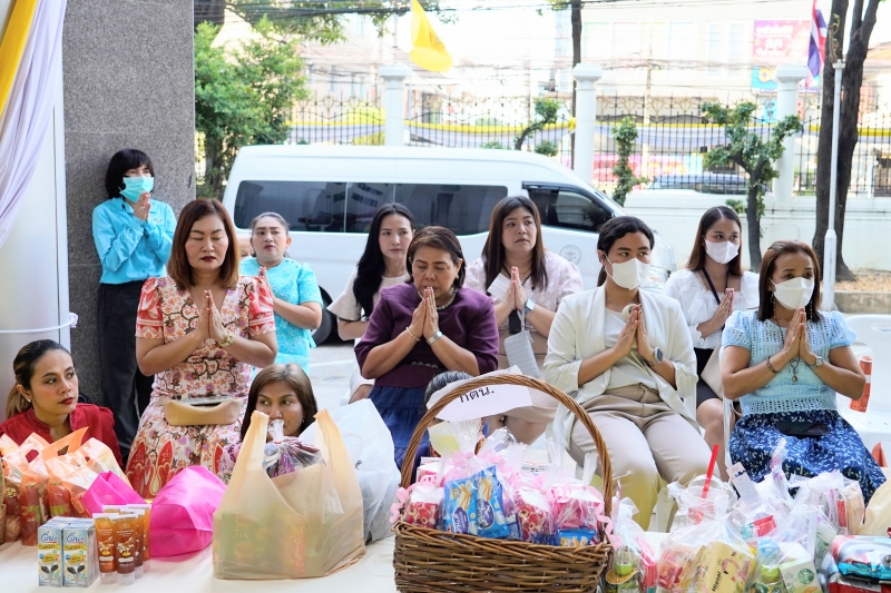 พิธีเจริญพระพุทธมนต์และทำบุญตักบาตร