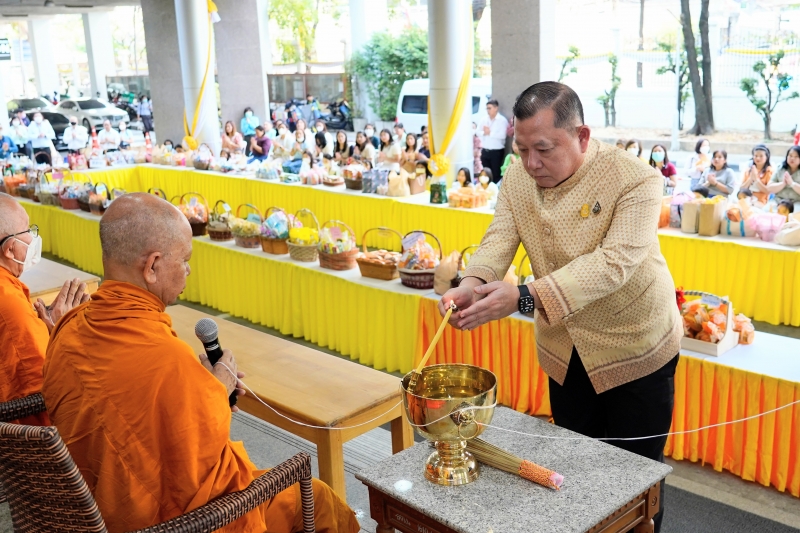 พิธีเจริญพระพุทธมนต์และทำบุญตักบาตร