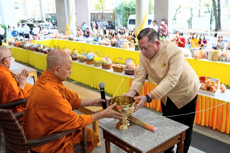 พิธีเจริญพระพุทธมนต์และทำบุญตักบาตร