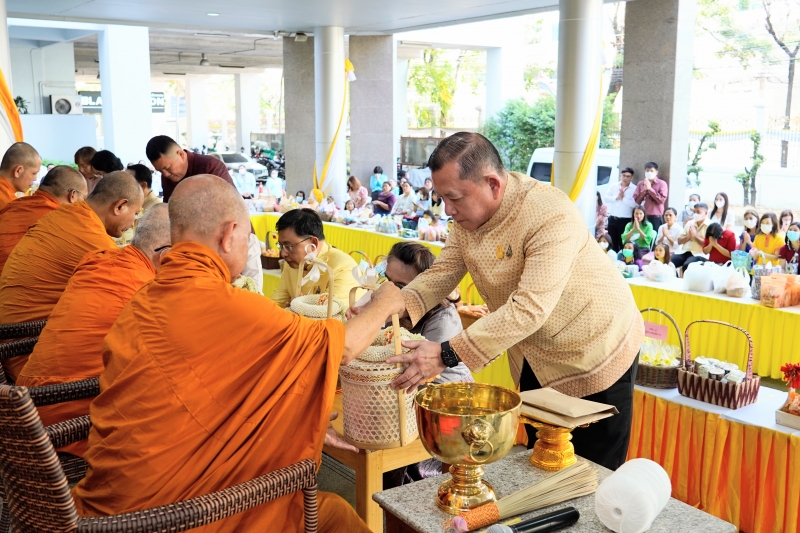 พิธีเจริญพระพุทธมนต์และทำบุญตักบาตร
