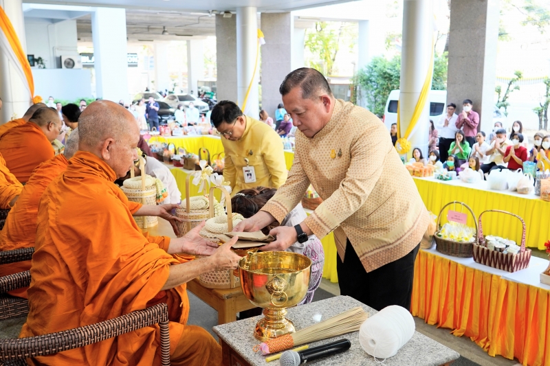 พิธีเจริญพระพุทธมนต์และทำบุญตักบาตร