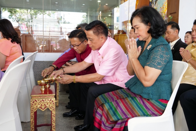 พิธีเจริญพระพุทธมนต์และทำบุญตักบาตร