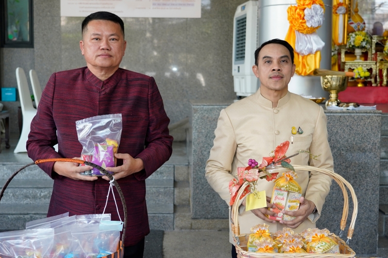 พิธีเจริญพระพุทธมนต์และทำบุญตักบาตร
