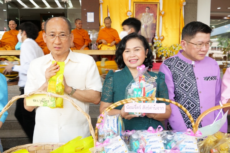 พิธีเจริญพระพุทธมนต์และทำบุญตักบาตร