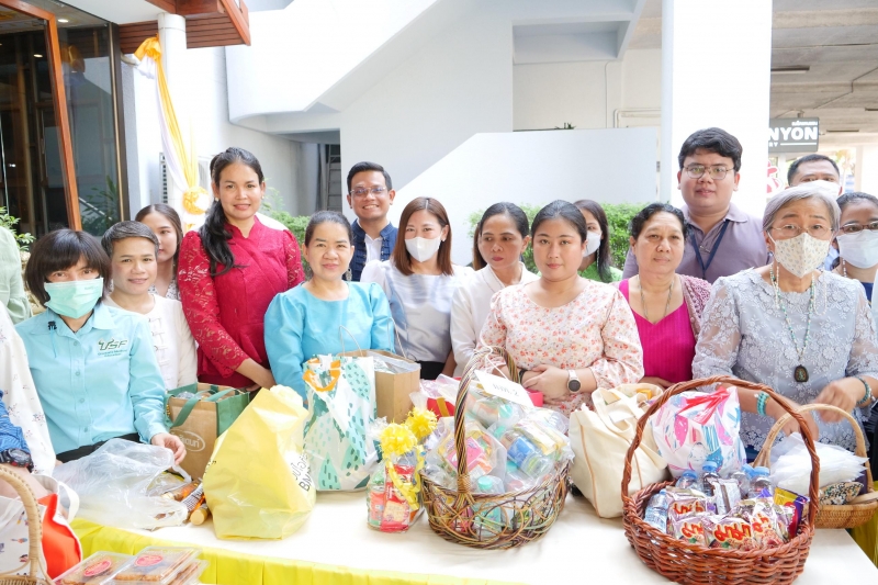 พิธีเจริญพระพุทธมนต์และทำบุญตักบาตร