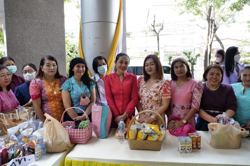 พิธีเจริญพระพุทธมนต์และทำบุญตักบาตร