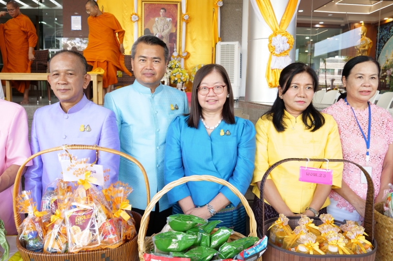 พิธีเจริญพระพุทธมนต์และทำบุญตักบาตร