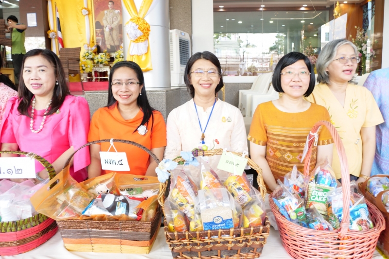 พิธีเจริญพระพุทธมนต์และทำบุญตักบาตร