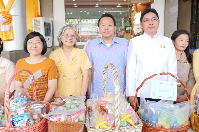 พิธีเจริญพระพุทธมนต์และทำบุญตักบาตร