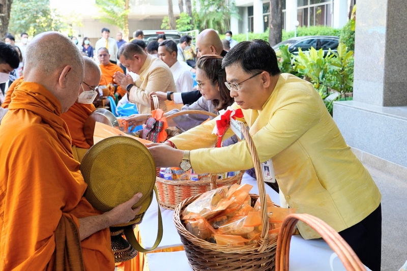 พิธีเจริญพระพุทธมนต์และทำบุญตักบาตร
