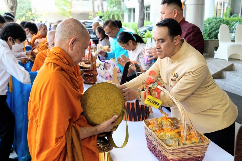 พิธีเจริญพระพุทธมนต์และทำบุญตักบาตร