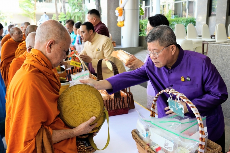 พิธีเจริญพระพุทธมนต์และทำบุญตักบาตร