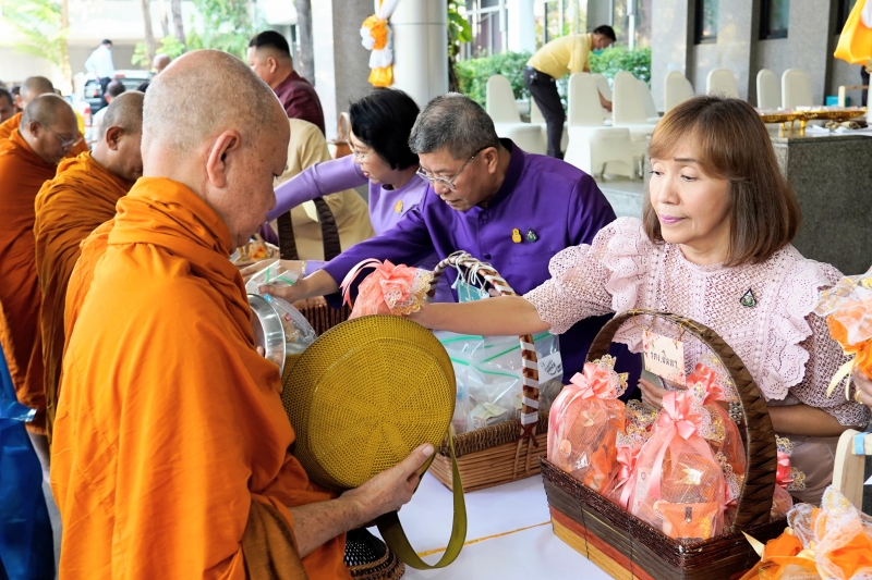 พิธีเจริญพระพุทธมนต์และทำบุญตักบาตร