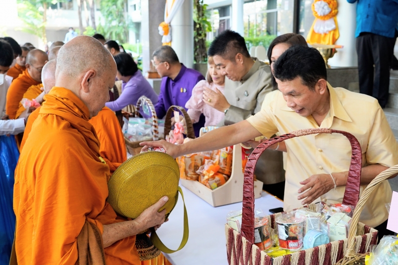 พิธีเจริญพระพุทธมนต์และทำบุญตักบาตร
