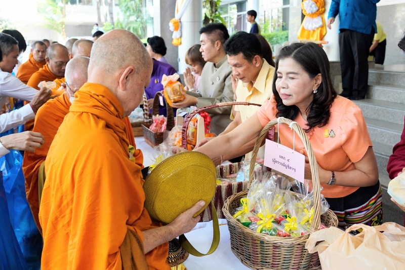 พิธีเจริญพระพุทธมนต์และทำบุญตักบาตร