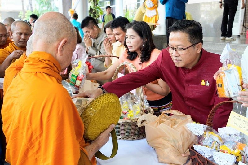 พิธีเจริญพระพุทธมนต์และทำบุญตักบาตร