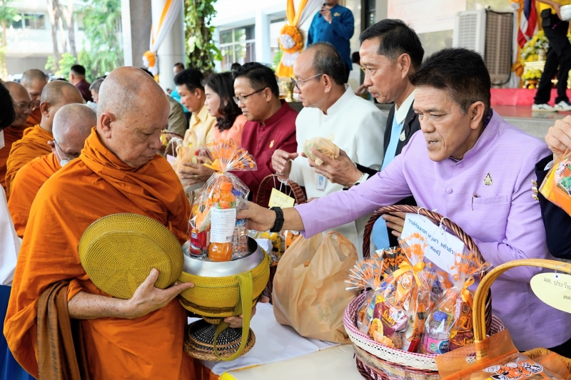 พิธีเจริญพระพุทธมนต์และทำบุญตักบาตร