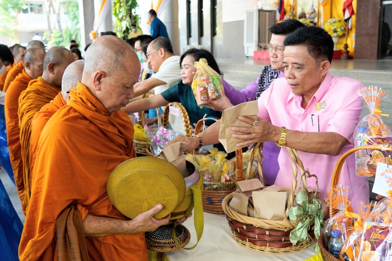 พิธีเจริญพระพุทธมนต์และทำบุญตักบาตร