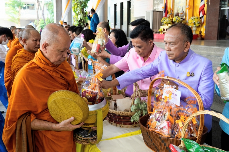 พิธีเจริญพระพุทธมนต์และทำบุญตักบาตร