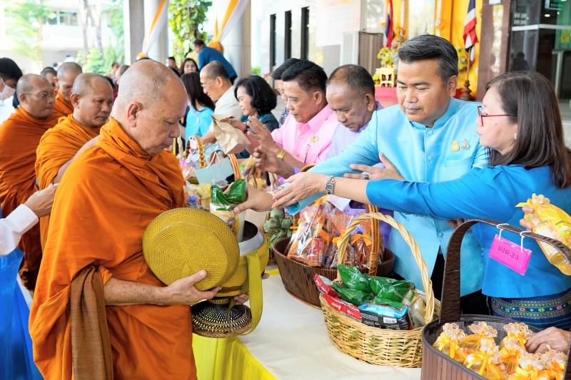 พิธีเจริญพระพุทธมนต์และทำบุญตักบาตร