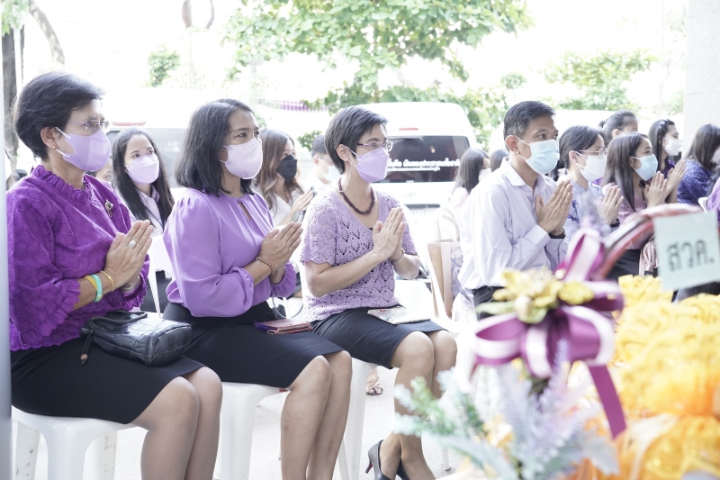 พิธีทำบุญตักบาตรข้าวสารอาหารแห้ง คณะสงฆ์จากวัดเทพธิดารามวรวิหาร พระอารามหลวง เพื่อถวายเป็นพระราชกุศลแด่สมเด็จพระนางเจ้าฯ พระบรมร