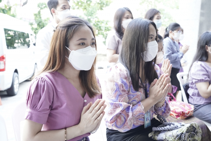 พิธีทำบุญตักบาตรข้าวสารอาหารแห้ง คณะสงฆ์จากวัดเทพธิดารามวรวิหาร พระอารามหลวง เพื่อถวายเป็นพระราชกุศลแด่สมเด็จพระนางเจ้าฯ พระบรมร