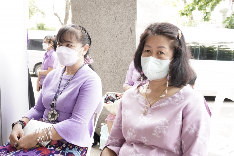พิธีทำบุญตักบาตรข้าวสารอาหารแห้ง คณะสงฆ์จากวัดเทพธิดารามวรวิหาร พระอารามหลวง เพื่อถวายเป็นพระราชกุศลแด่สมเด็จพระนางเจ้าฯ พระบรมร