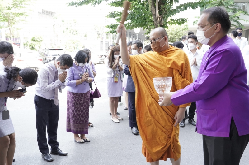 พิธีทำบุญตักบาตรข้าวสารอาหารแห้ง คณะสงฆ์จากวัดเทพธิดารามวรวิหาร พระอารามหลวง เพื่อถวายเป็นพระราชกุศลแด่สมเด็จพระนางเจ้าฯ พระบรมร
