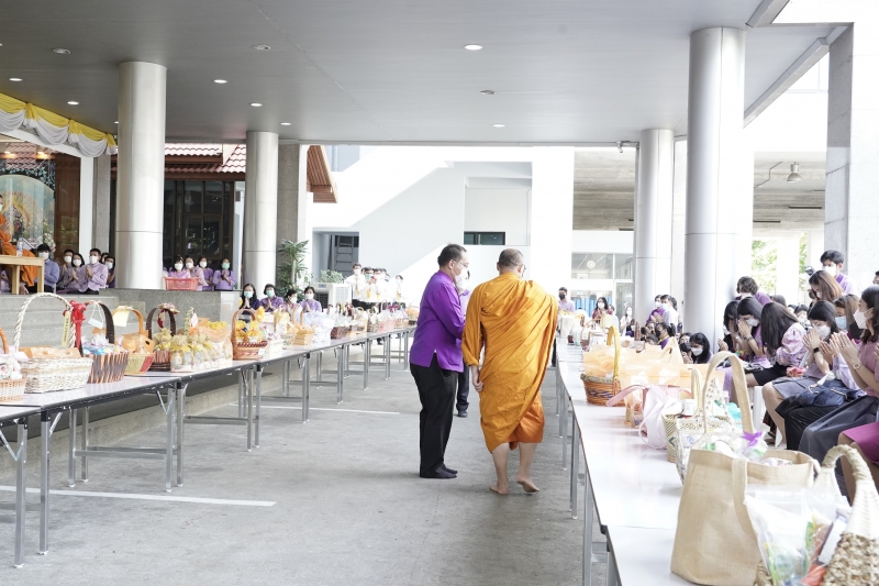 พิธีทำบุญตักบาตรข้าวสารอาหารแห้ง คณะสงฆ์จากวัดเทพธิดารามวรวิหาร พระอารามหลวง เพื่อถวายเป็นพระราชกุศลแด่สมเด็จพระนางเจ้าฯ พระบรมร