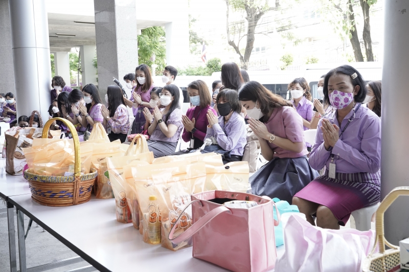 พิธีทำบุญตักบาตรข้าวสารอาหารแห้ง คณะสงฆ์จากวัดเทพธิดารามวรวิหาร พระอารามหลวง เพื่อถวายเป็นพระราชกุศลแด่สมเด็จพระนางเจ้าฯ พระบรมร