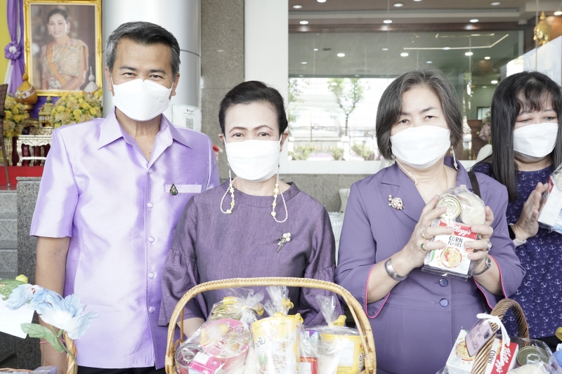 พิธีทำบุญตักบาตรข้าวสารอาหารแห้ง คณะสงฆ์จากวัดเทพธิดารามวรวิหาร พระอารามหลวง เพื่อถวายเป็นพระราชกุศลแด่สมเด็จพระนางเจ้าฯ พระบรมร