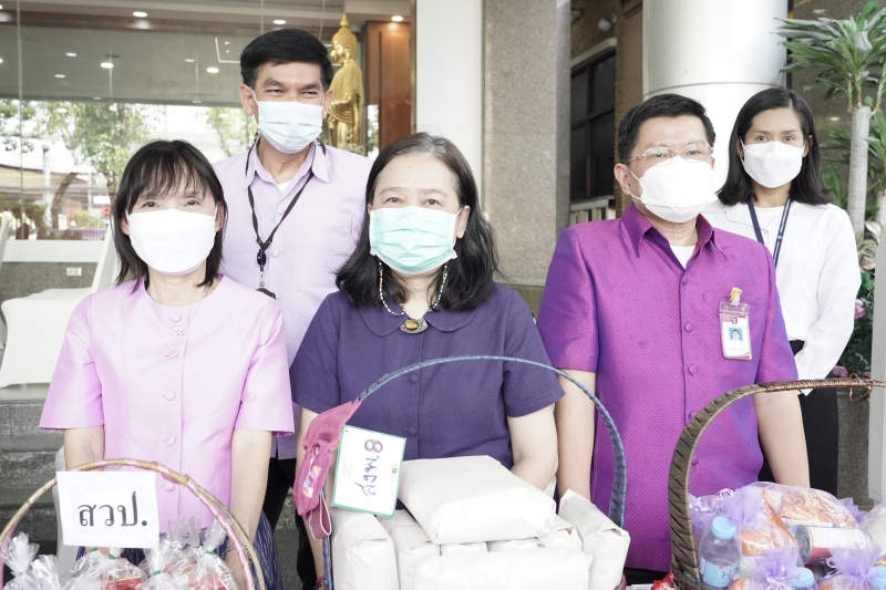 พิธีทำบุญตักบาตรข้าวสารอาหารแห้ง คณะสงฆ์จากวัดเทพธิดารามวรวิหาร พระอารามหลวง เพื่อถวายเป็นพระราชกุศลแด่สมเด็จพระนางเจ้าฯ พระบรมร