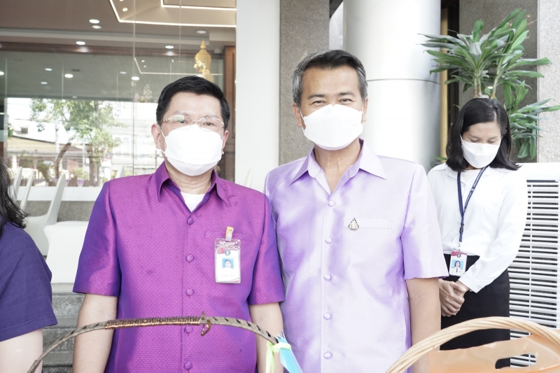 พิธีทำบุญตักบาตรข้าวสารอาหารแห้ง คณะสงฆ์จากวัดเทพธิดารามวรวิหาร พระอารามหลวง เพื่อถวายเป็นพระราชกุศลแด่สมเด็จพระนางเจ้าฯ พระบรมร