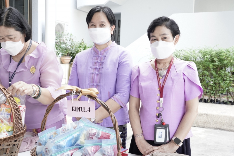 พิธีทำบุญตักบาตรข้าวสารอาหารแห้ง คณะสงฆ์จากวัดเทพธิดารามวรวิหาร พระอารามหลวง เพื่อถวายเป็นพระราชกุศลแด่สมเด็จพระนางเจ้าฯ พระบรมร