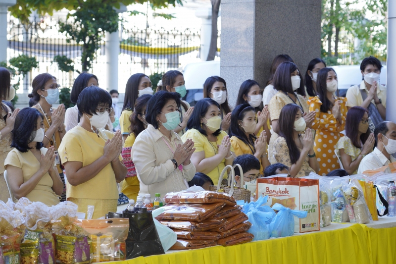 พิธีเจริญพระพุทธมนต์และทำบุญตักบาตร 