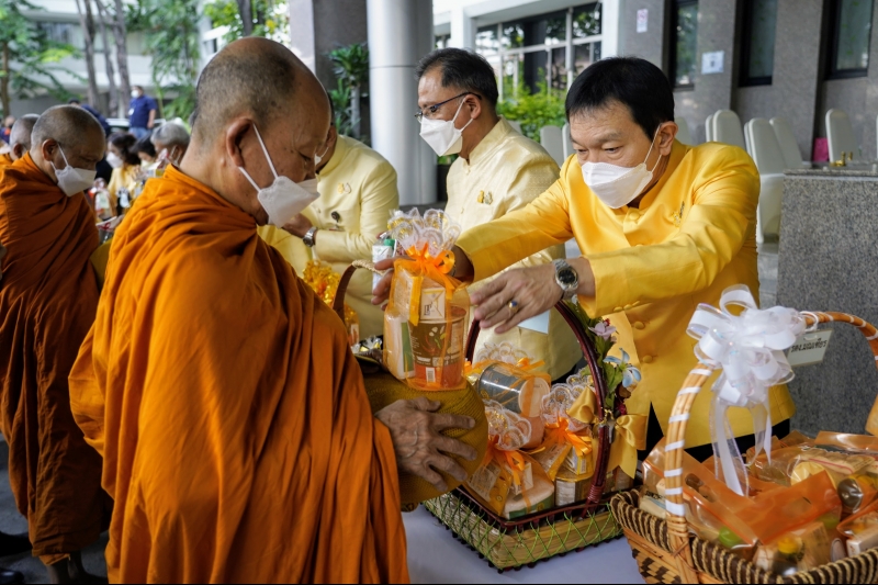 พิธีทำบุญตักบาตรข้าวสารอาหารแห้ง คณะสงฆ์จากวัดราชผาติการามวรวิหาร พระอารามหลวง เนื่องในโอกาสวันเฉลิมพระชนมพรรษา 28 กรกฎาคม 2565 