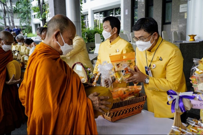 พิธีทำบุญตักบาตรข้าวสารอาหารแห้ง คณะสงฆ์จากวัดราชผาติการามวรวิหาร พระอารามหลวง เนื่องในโอกาสวันเฉลิมพระชนมพรรษา 28 กรกฎาคม 2565 