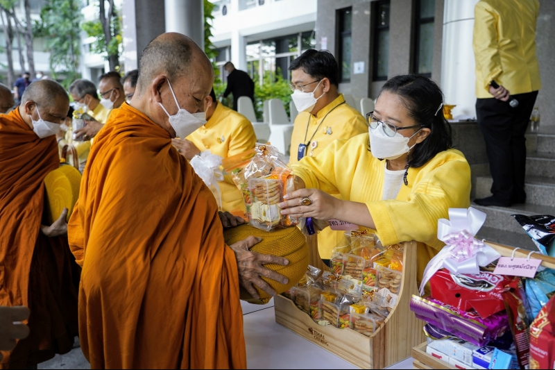 พิธีทำบุญตักบาตรข้าวสารอาหารแห้ง คณะสงฆ์จากวัดราชผาติการามวรวิหาร พระอารามหลวง เนื่องในโอกาสวันเฉลิมพระชนมพรรษา 28 กรกฎาคม 2565 