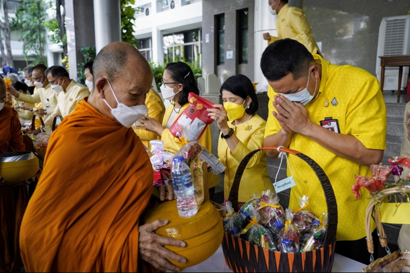 พิธีทำบุญตักบาตรข้าวสารอาหารแห้ง คณะสงฆ์จากวัดราชผาติการามวรวิหาร พระอารามหลวง เนื่องในโอกาสวันเฉลิมพระชนมพรรษา 28 กรกฎาคม 2565 