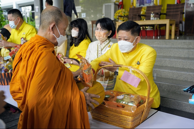 พิธีทำบุญตักบาตรข้าวสารอาหารแห้ง คณะสงฆ์จากวัดราชผาติการามวรวิหาร พระอารามหลวง เนื่องในโอกาสวันเฉลิมพระชนมพรรษา 28 กรกฎาคม 2565 