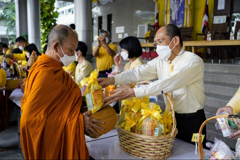 พิธีทำบุญตักบาตรข้าวสารอาหารแห้ง คณะสงฆ์จากวัดราชผาติการามวรวิหาร พระอารามหลวง เนื่องในโอกาสวันเฉลิมพระชนมพรรษา 28 กรกฎาคม 2565 