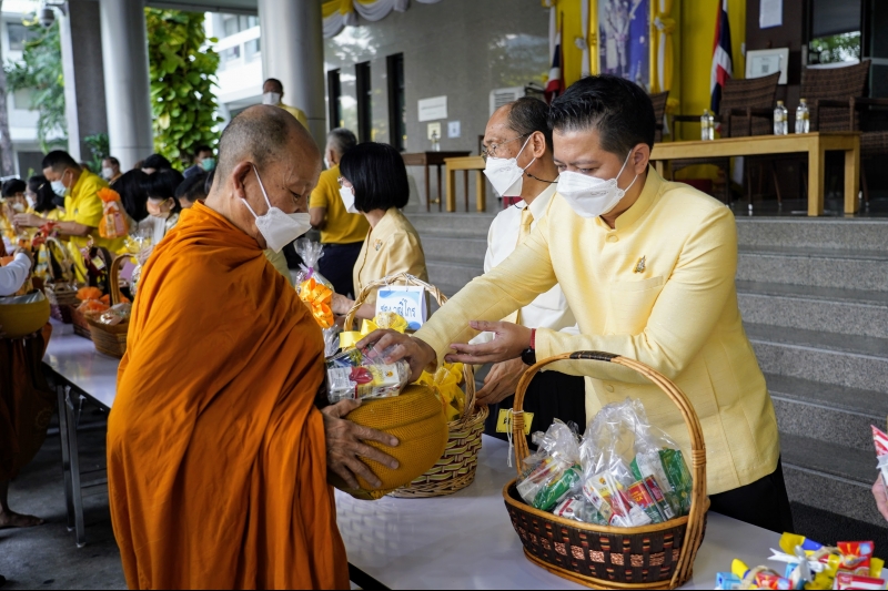 พิธีทำบุญตักบาตรข้าวสารอาหารแห้ง คณะสงฆ์จากวัดราชผาติการามวรวิหาร พระอารามหลวง เนื่องในโอกาสวันเฉลิมพระชนมพรรษา 28 กรกฎาคม 2565 
