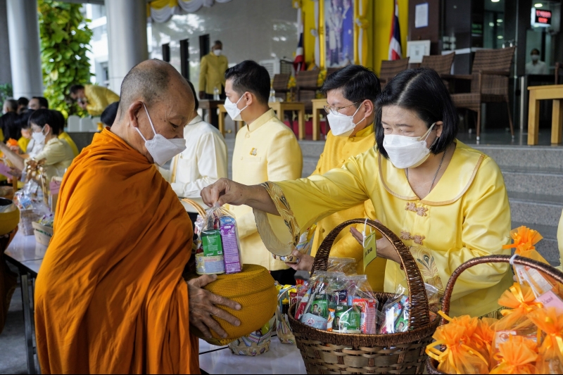 พิธีทำบุญตักบาตรข้าวสารอาหารแห้ง คณะสงฆ์จากวัดราชผาติการามวรวิหาร พระอารามหลวง เนื่องในโอกาสวันเฉลิมพระชนมพรรษา 28 กรกฎาคม 2565 