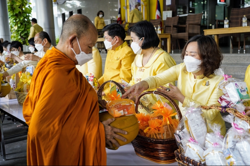 พิธีทำบุญตักบาตรข้าวสารอาหารแห้ง คณะสงฆ์จากวัดราชผาติการามวรวิหาร พระอารามหลวง เนื่องในโอกาสวันเฉลิมพระชนมพรรษา 28 กรกฎาคม 2565 