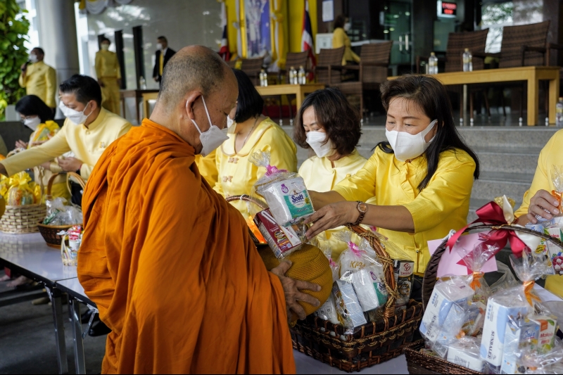 พิธีทำบุญตักบาตรข้าวสารอาหารแห้ง คณะสงฆ์จากวัดราชผาติการามวรวิหาร พระอารามหลวง เนื่องในโอกาสวันเฉลิมพระชนมพรรษา 28 กรกฎาคม 2565 