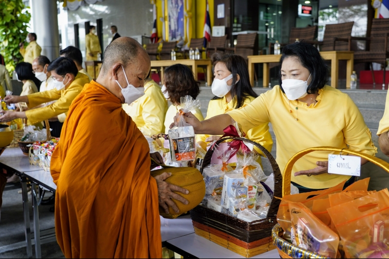 พิธีทำบุญตักบาตรข้าวสารอาหารแห้ง คณะสงฆ์จากวัดราชผาติการามวรวิหาร พระอารามหลวง เนื่องในโอกาสวันเฉลิมพระชนมพรรษา 28 กรกฎาคม 2565 